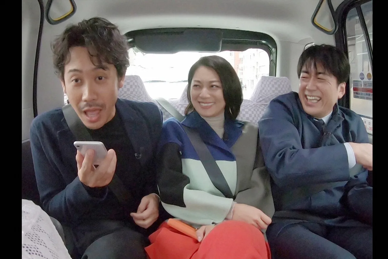 【写真を見る】タクシーの後部座席で密着する大泉洋、小池栄子、安住紳一郎アナ