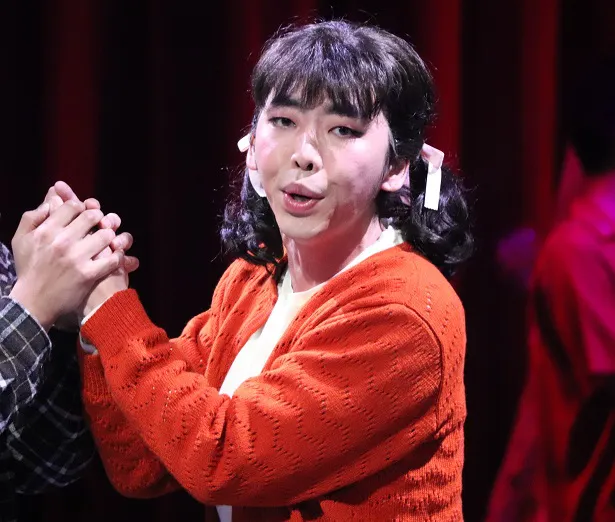 【写真を見る】ロミオに手を握られドキッ！柄本時生は恋に翻弄されるジュリエットを熱演