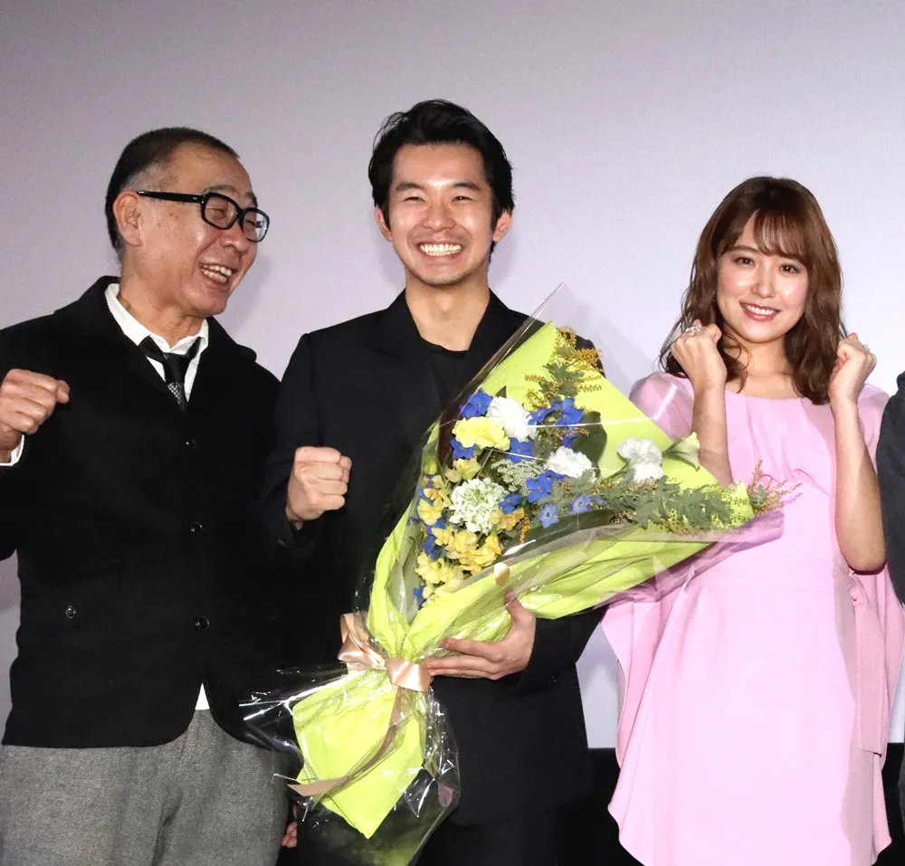 映画「静かな雨」公開記念舞台あいさつのフォトセッションで笑顔を見せる仲野太賀(写真中央)