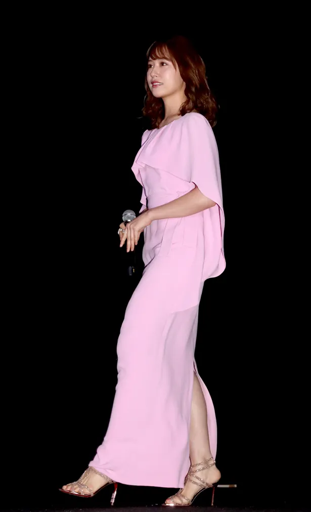 【写真を見る】衛藤美彩はピンクのドレスで登壇