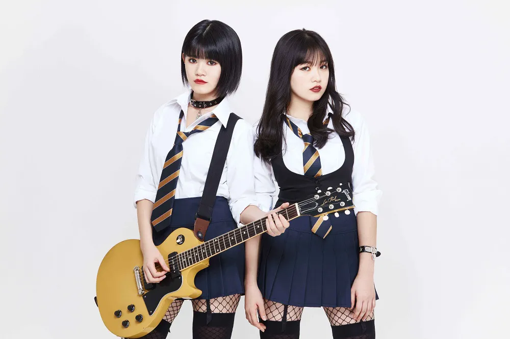 4月1日(水)にシングル「Satisfaction」でメジャーデビューする、女子高生2人組ユニットのREVERBEE