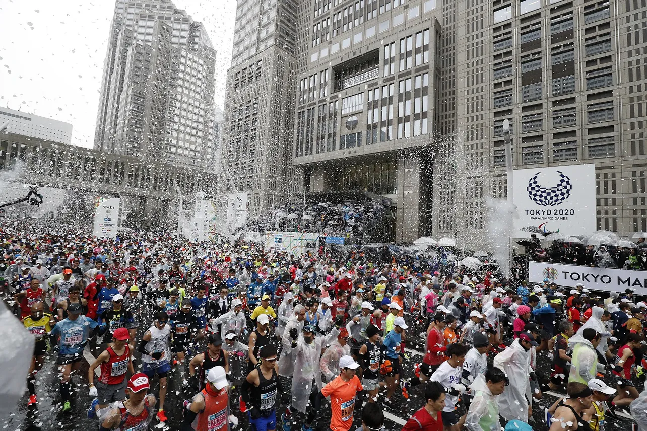 エリートマラソンと市民ランナー約3万8千人が走る世界最高峰の市民マラソンと、車いすマラソンが同時開催される「東京マラソン」(写真は昨年のスタートの様子)