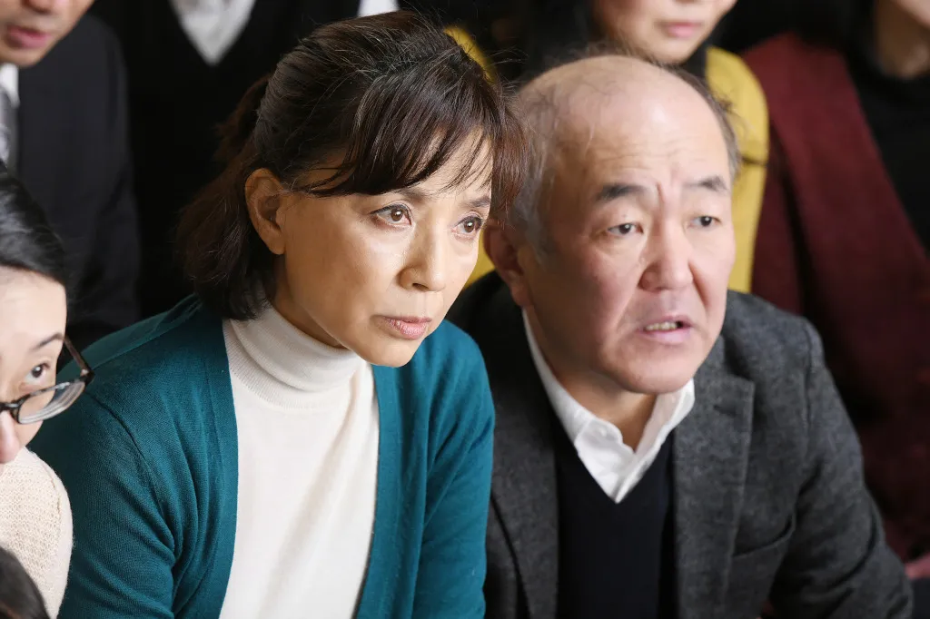 第5話にゲスト出演する榊原郁恵(左)と温水洋一(右)