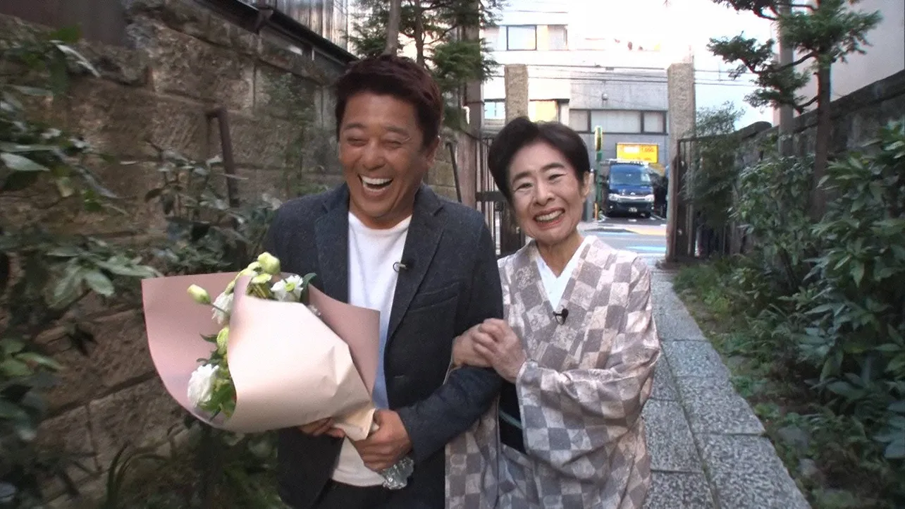 【写真を見る】腕を組みながら勝新太郎の墓参りに向かう坂上忍、中村玉緒(写真左から)