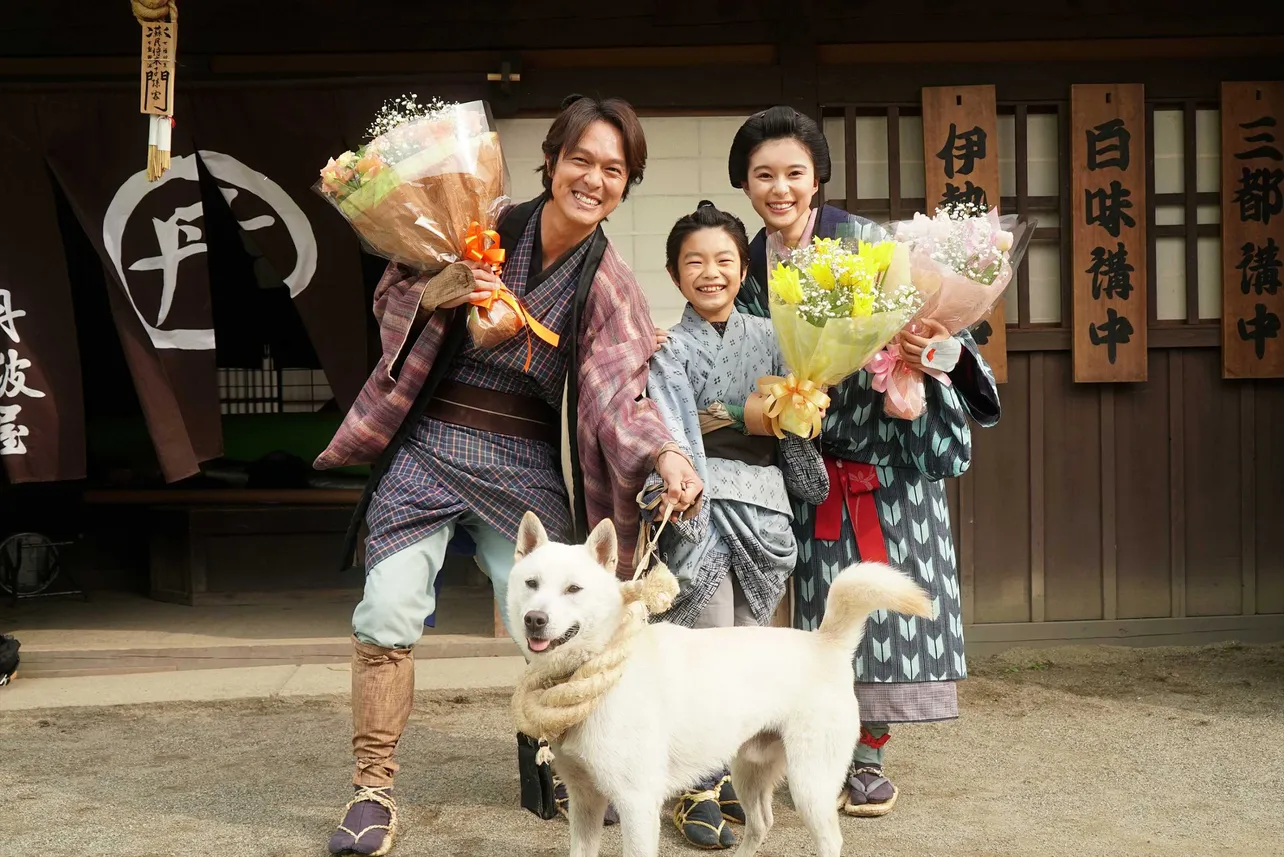 無事にクランクアップの日を迎えた丸山隆平、斎藤汰鷹、芳根京子と、代参犬の翁丸