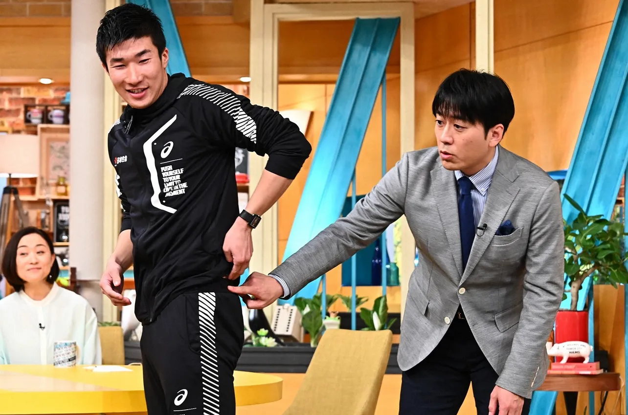 【写真を見る】安住紳一郎アナが桐生祥秀選手の筋肉に触れる！