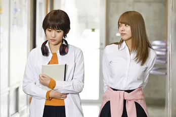 小林由依“リリィ”、浅川梨奈“マジメ”に「か~なで♪」破壊力抜群の“後ろからギュッ!”が『尊い』『推しと推し』