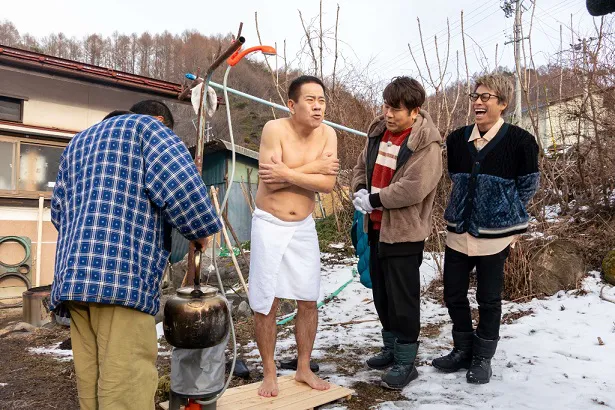 【写真を見る】冬の野外シャワーを体験した原西孝幸は「ぬるっ！ 風吹くとめちゃめちゃ寒い…」