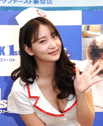 永尾まりや、胸元チラリ&美脚あらわなセクシーナース姿でファン悩殺!「意味が分からなすぎて…(笑)」