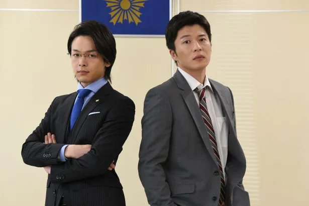 衝突しながらも事件解決へと向かう兄弟役を演じる中村倫也と田中圭