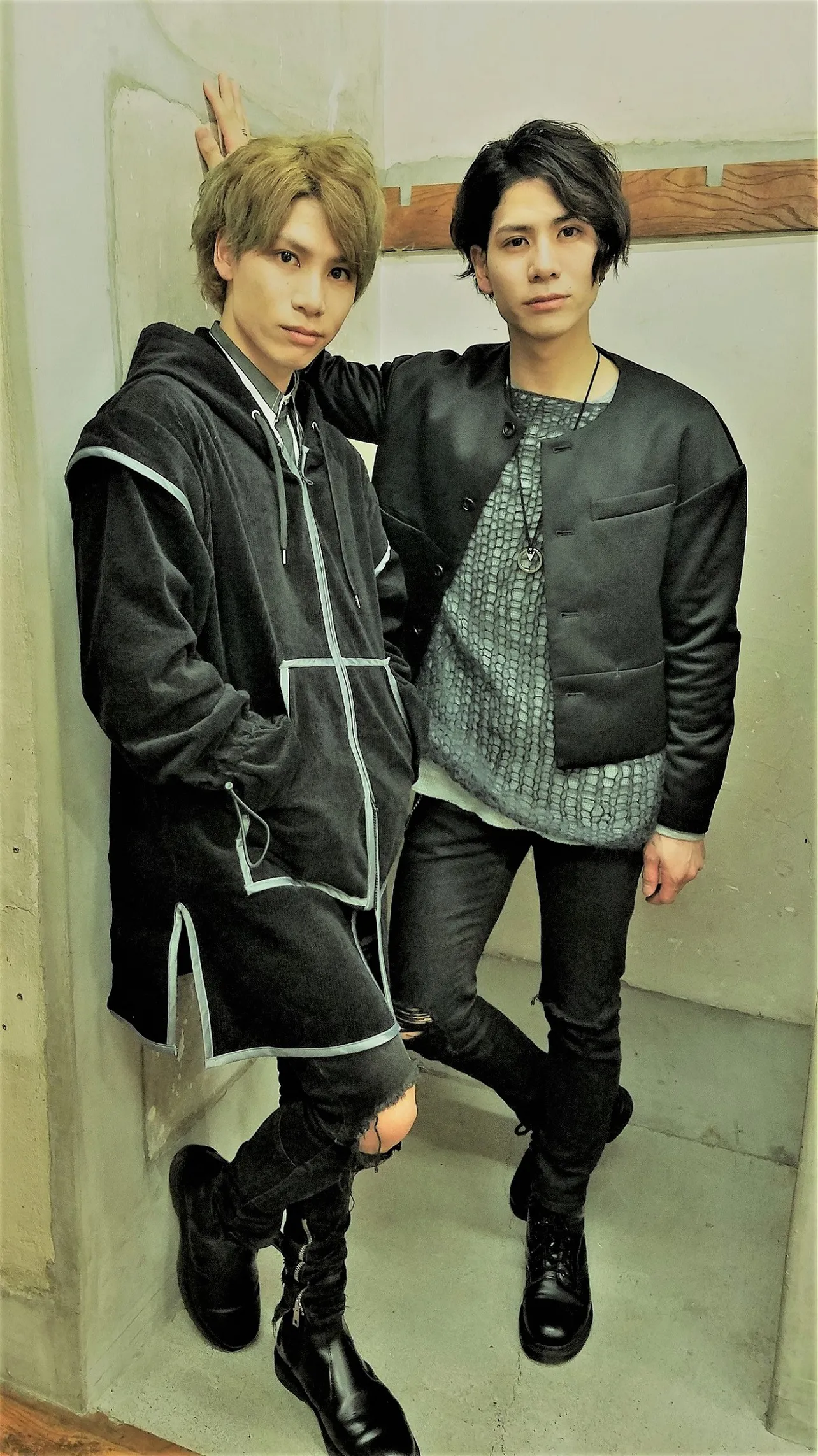 TWiN PARADOX (ツイン パラドックス)＝双子の兄・二葉勇(ふたば・ゆう / 写真右)と弟・二葉要(ふたば・かなめ / 写真左)によるツインボーカルユニット。ともに1991年4月8日生まれ、大阪府出身