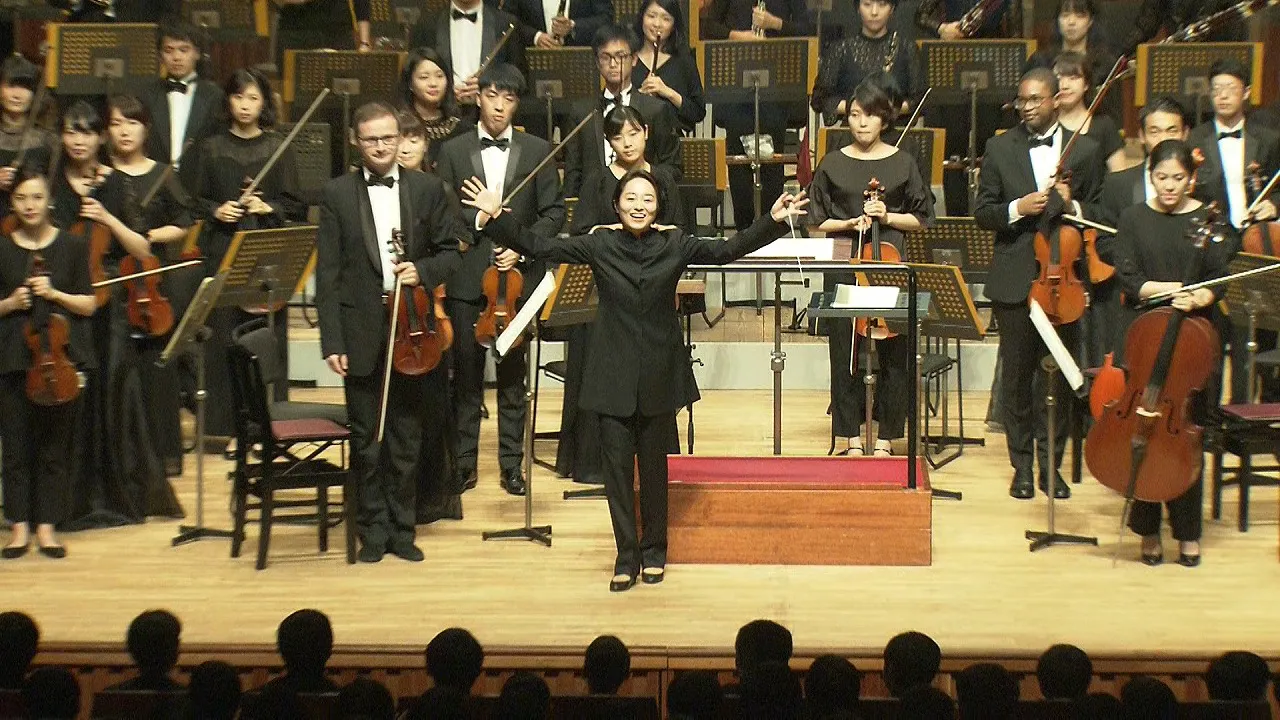 【写真を見る】大勢の観客の前で指揮をする齋藤友香理さん