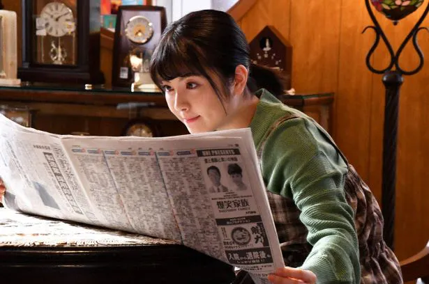 【写真を見る】目を見開いて新聞を読む表情もかわいい…浜辺美波演じる時乃
