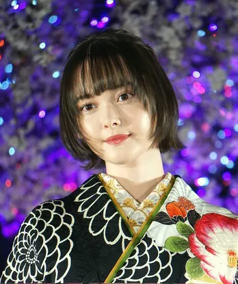 玉城ティナ、悩んだときは『揚げ物』!“ぱくっとくわえた”SHOTを公開