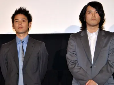 映画「マイ・バック・ページ」の初日舞台あいさつに登壇した妻夫木聡と松山ケンイチ（写真左から）