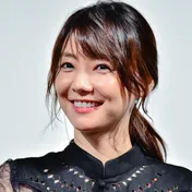 倉科カナ「ぶりっ子。笑」と萌え袖でニッコリ「無敵に可愛い」「たまらん」とファンメロメロ