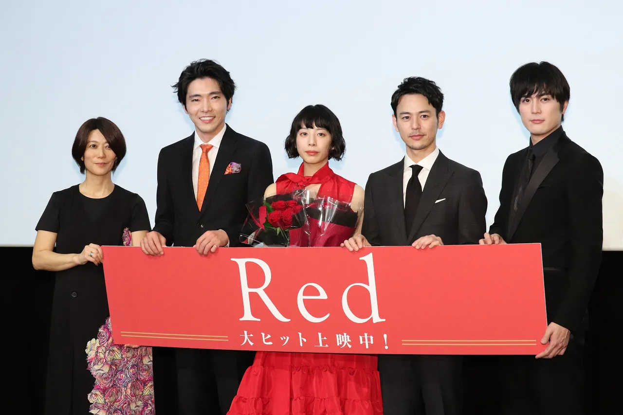 映画「Red」公開記念舞台あいさつに登場した三島有紀子監督、柄本佑、夏帆、妻夫木聡、間宮祥太朗(写真左から)