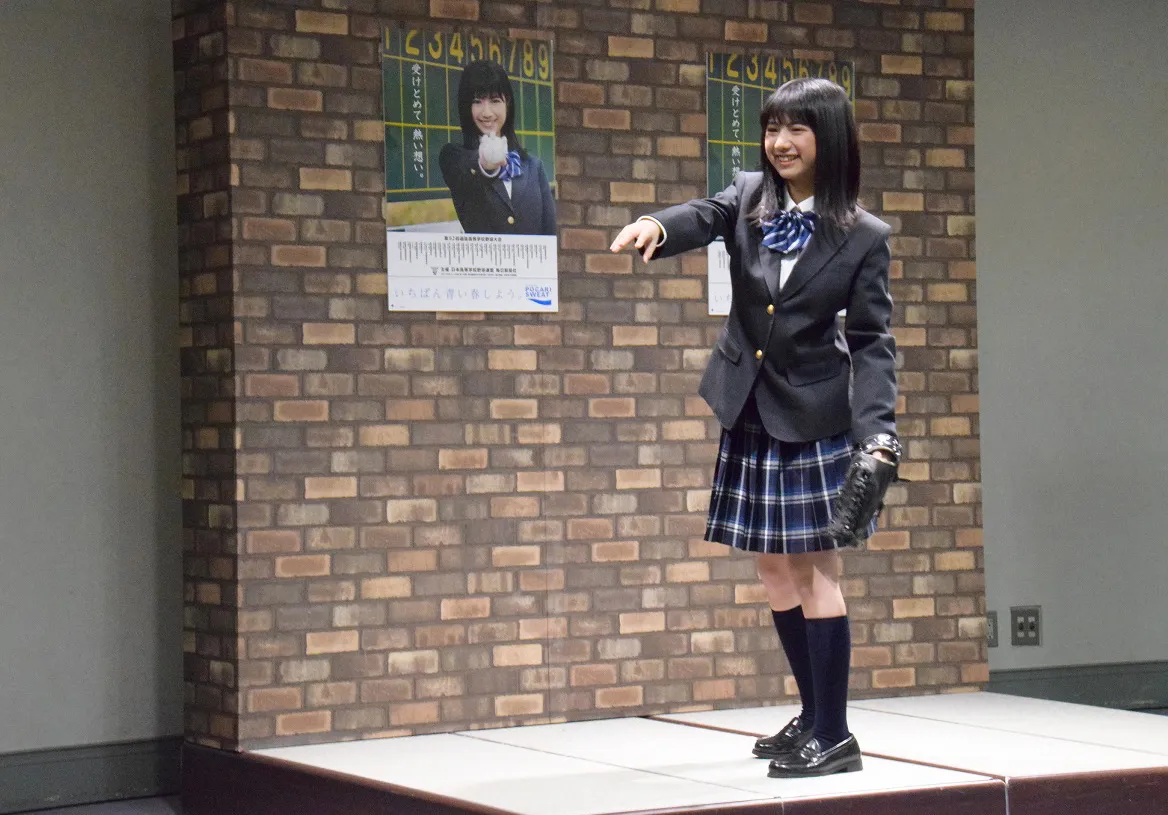 【写真を見る】初々しさ満点…！ キャッチボールを披露する15歳の美少女・石井薫子