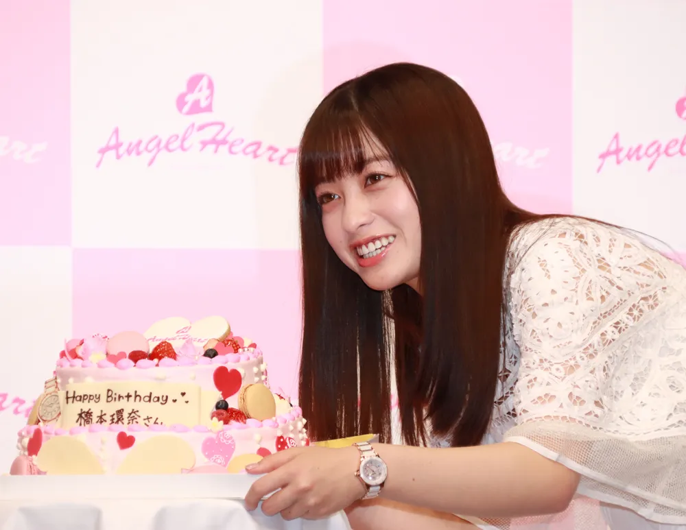 【写真を見る】サプライズの誕生日ケーキに笑顔を見せた橋本環奈