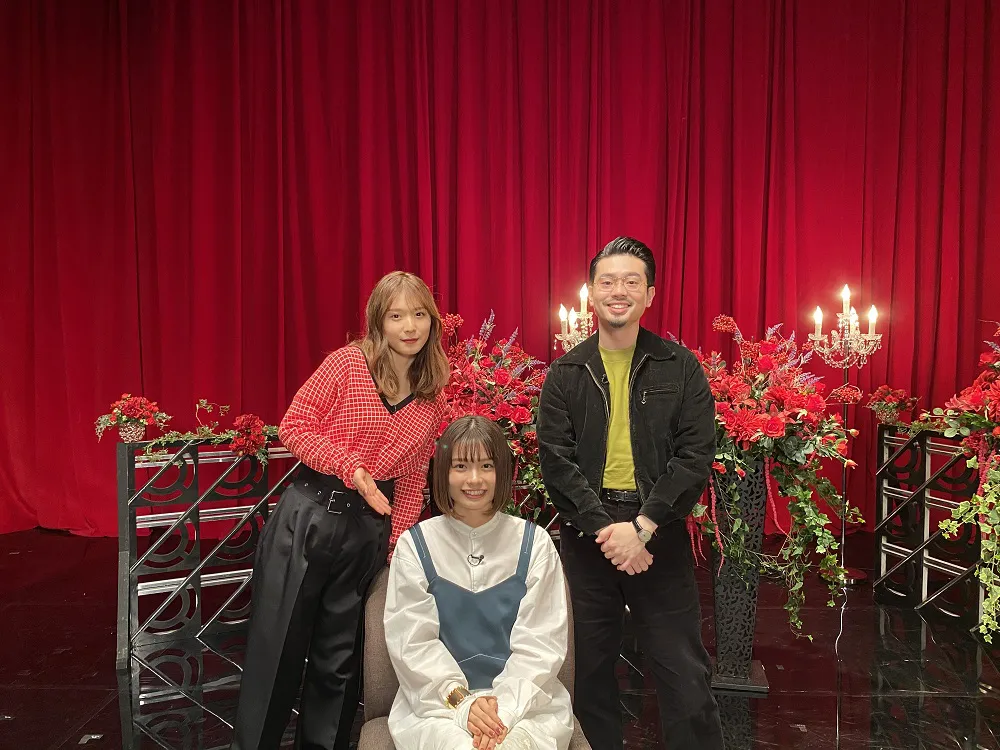 2月24日(月)放送の「新世紀ミュージック」に登場するシンガーソングライターの足立佳奈(写真中央)