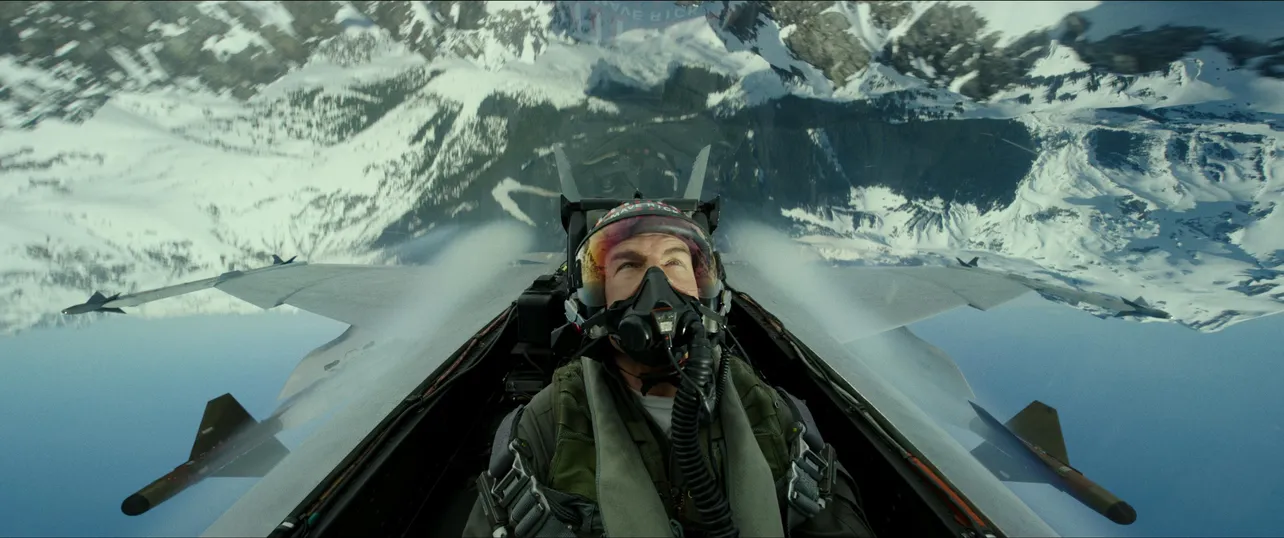 【写真を見る】トム・クルーズ演じるマーヴェリック、“全て本物”の衝撃飛行シーン！