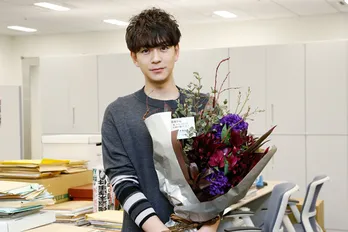 <アライブ>三浦翔平クランクアップ! 「引っかけ回すだけ回して、先に帰ります!」