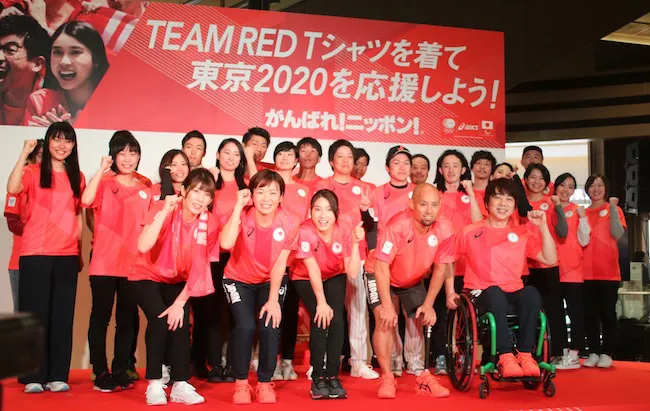 サポーターたちもステージに登場して、ガッツポーズで日本代表選手団の健闘を祈った