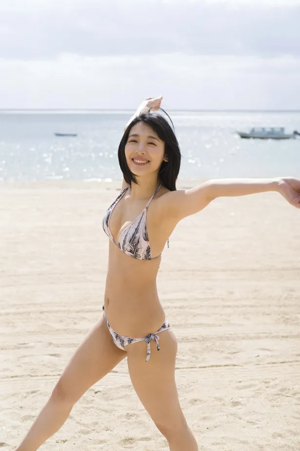 【写真を見る】沖縄の海でビキニ姿となり、開放的な笑顔を見せる水湊みお