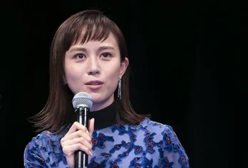 比嘉愛未「誰かがのぞいて…」木陰から“兄”が監視する仲良し2SHOTに反響続々「馴染んでますね笑」