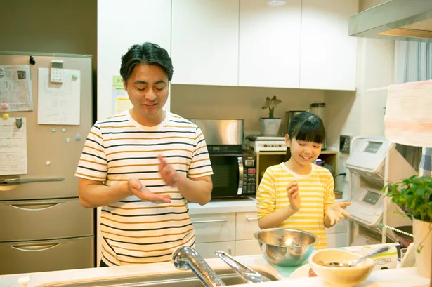【写真を見る】山田孝之と一緒に料理…ほのぼのSHOT