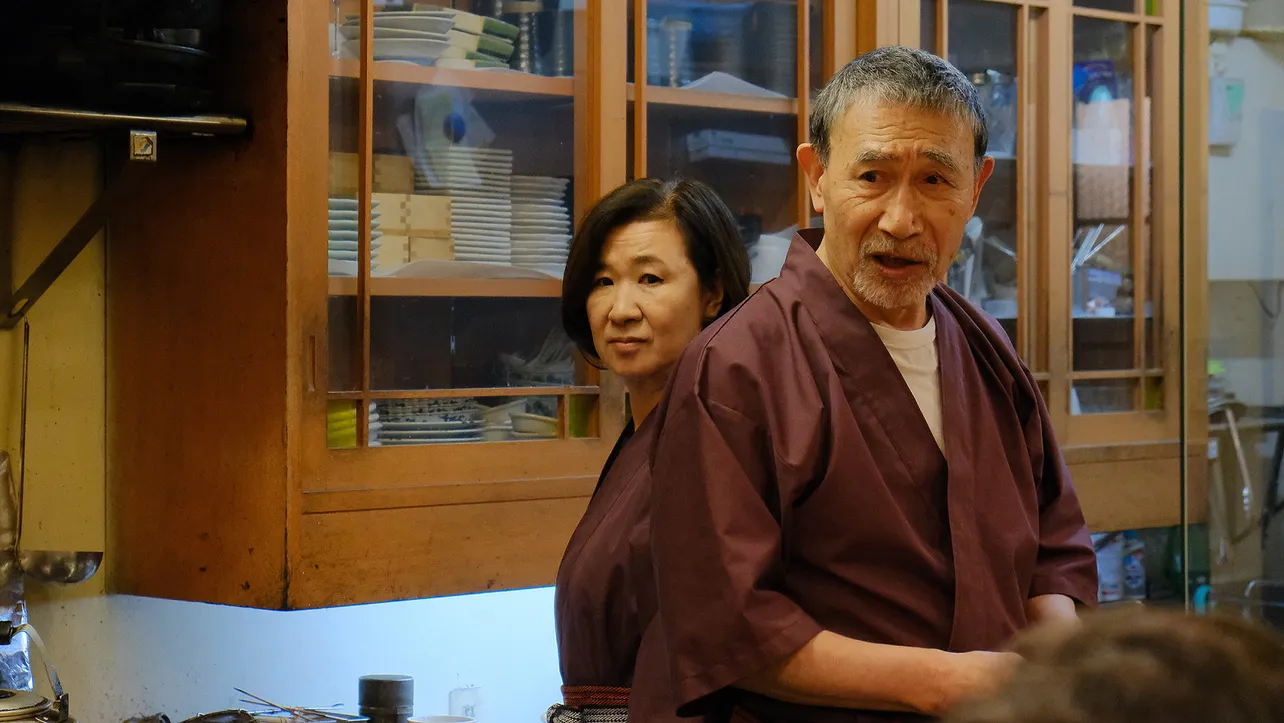 【写真を見る】焼き鳥店を営む菊三(大久保鷹)の出演シーン