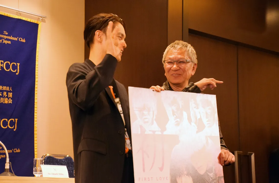 【写真を見る】フォトセッション中、楽しそうに談笑する三池崇史監督と窪田正孝