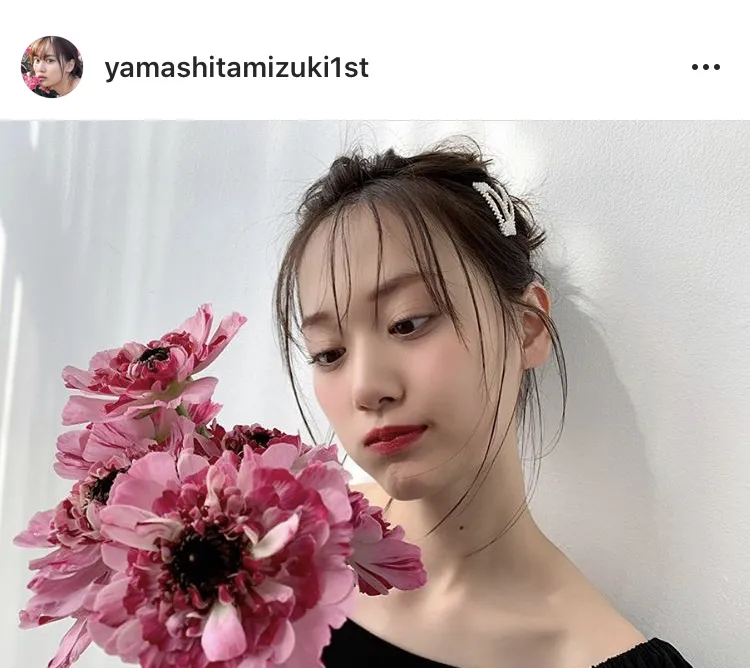 ※山下美月写真集公式Instagram(yamashitamizuki1st)のスクリーンショット