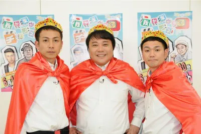 初冠番組の記者発表に“冠”を付けて登場した、我が家の坪倉由幸、杉山裕之、谷田部俊（写真左から）