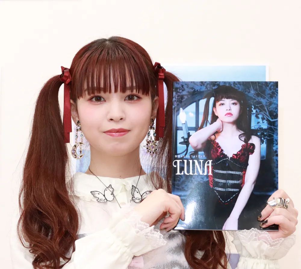 「春奈るな1stフォトブック LUNA」発売前日に囲み取材に応じた春奈るな