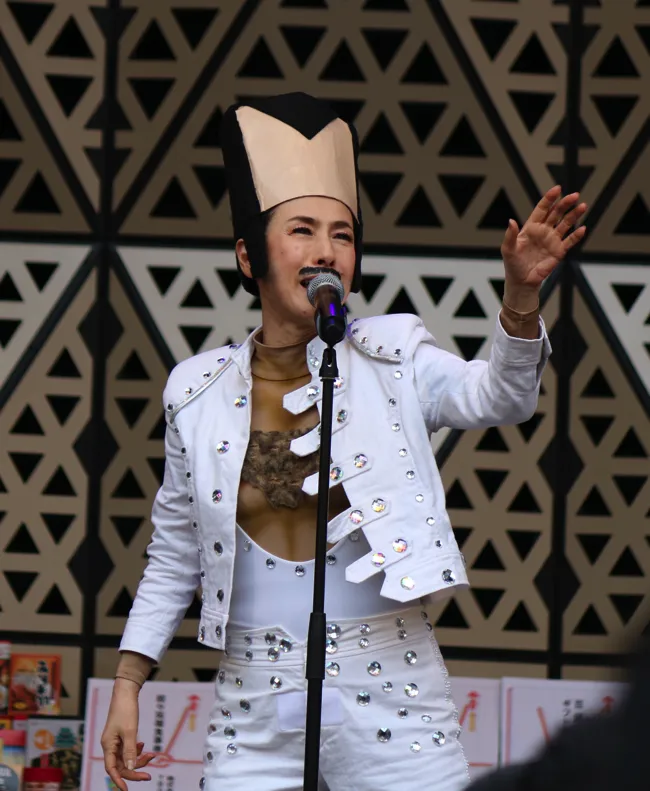 【写真を見る】久本雅美はフレディ・マーキュリーに扮してクイーンの楽曲のメロディーに泉谷しげるの歌詞を乗せて歌った