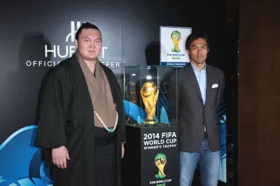 白鵬関と楢崎正剛選手が14年fifaワールドカップの優勝カップをお披露目 芸能ニュースならザテレビジョン