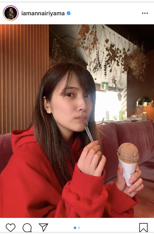【写真を見る】入山杏奈がアイスクリームをぺろり