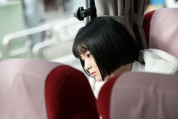 【写真を見る】透明感あふれる16歳・吉田美月喜の美しい横顔が印象的