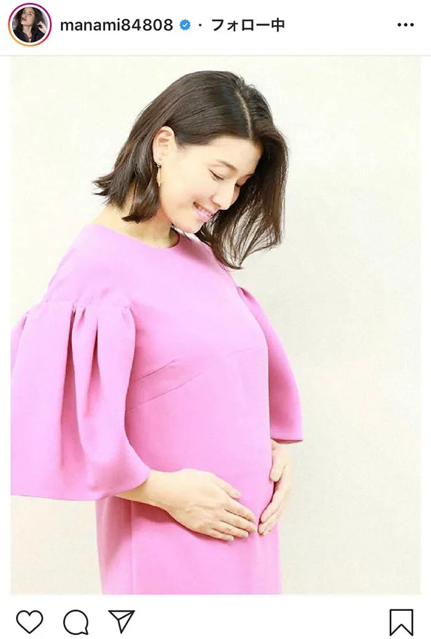 【写真を見る】妊娠報告をした橋本マナミ、“お腹ぽっこり”SHOT(ほか、胸元見せSHOTなど4枚)