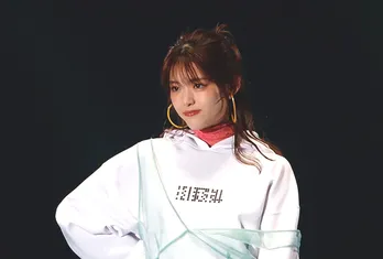 乃木坂46・松村沙友理&欅坂46・小林由依、「ハイキュー!!」コラボで登場!“美肩”もチラリ<TGC2020 S/S>