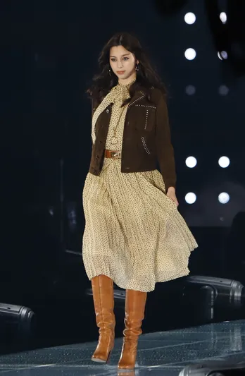 中条あやみ、無観客のランウェイにトップバッターで登場<TGC2020 S/S>