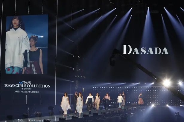 【写真を見る】「DASADA STAGE」ステージに日向坂46メンバーが登場