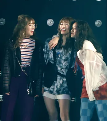 横田真悠が“舌ペロ”でTGCを祝福! “JKのカリスマ”めるるはエレガントな大人の装いに<TGC2020 S/S>