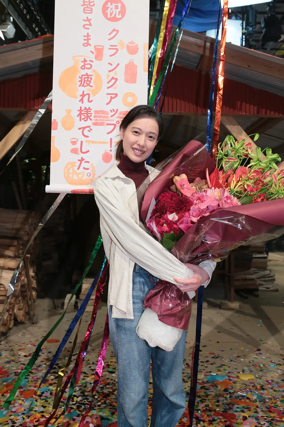 【写真を見る】クランクアップを迎え、美しい花束を抱える戸田恵梨香