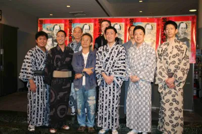 渋谷・コクーン歌舞伎「盟三五大切」の出演者たちと、演出の串田和美（写真前列左から3人目）