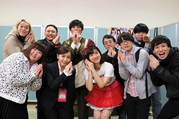 大場美奈(中央左)参加のコント撮影終了後、「ウケメン」メンバーとの囲み取材が行われた