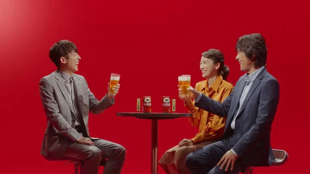 写真左から、なごやかに「本麒麟」を飲む高橋一生、杏、江口洋介