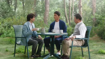 櫻井翔が出演するアフラックのCMで、旧知の徳光和夫と長嶋一茂が久々の再会