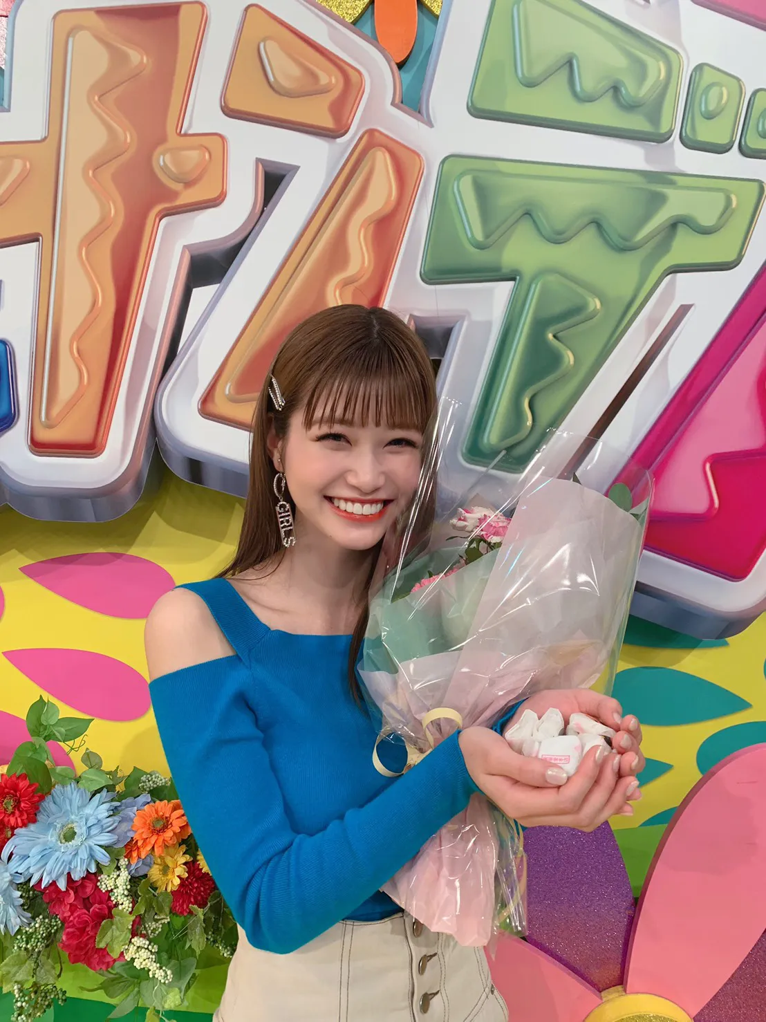 【写真を見る】「ヒルナンデス！」で誕生日を祝福された生見愛瑠は、花束ときびだんごを手に笑顔